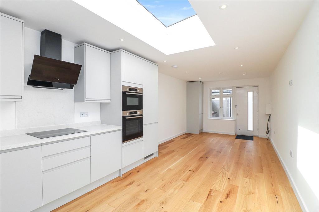 Langley Road, Abbots Langley, WD5 2 bed bungalow £1,395 pcm (£322 pw)