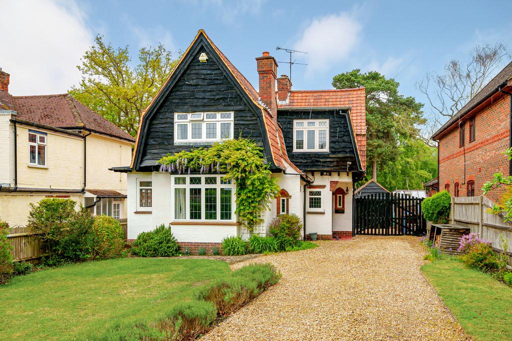 Sycamore Road, Farnborough, GU14 4 bed detached house £850,000