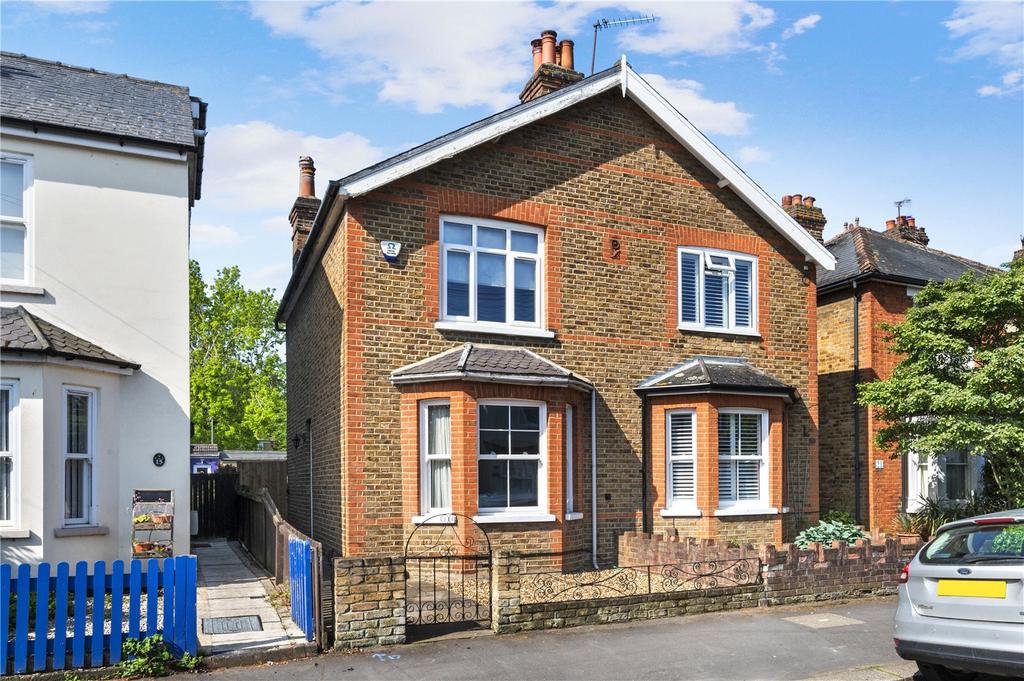 Russell Road, WaltononThames, Surrey, KT12 2 bed semidetached house
