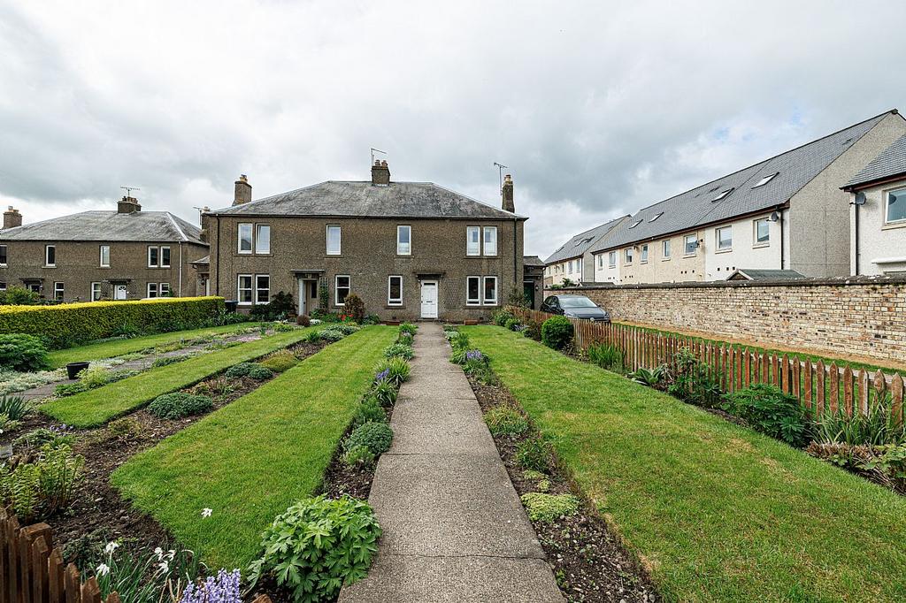Strathyre, 15 The Tofts, Kelso TD5 7BT 3 bed ground floor flat £160,000