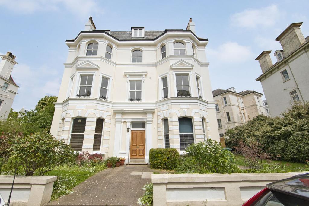 Clifton Crescent, Folkestone, CT20 2 bed apartment for sale £250,000