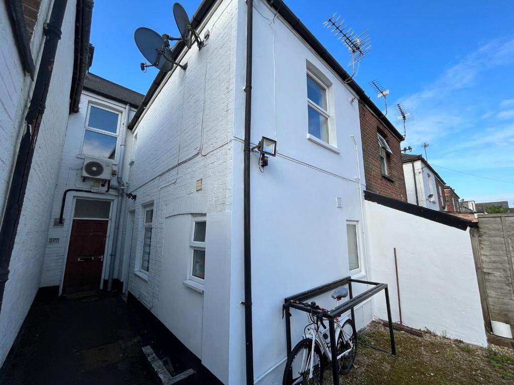 Ashley Road, Parkstone, Poole 3 bed apartment £1,095 pcm (£253 pw)
