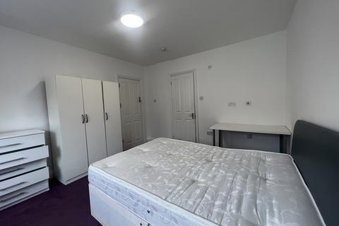 5 bedroom house share to rent, Cheyneys Avenue, Edgware, Greater London, HA8