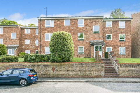31 Montana Close, South Croydon, CR2 0AT