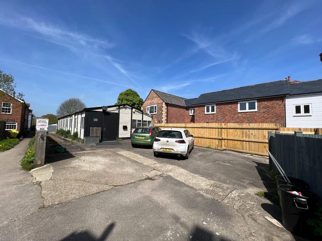 High Street, Edenbridge Property to rent £1,500 pcm (£346 pw)