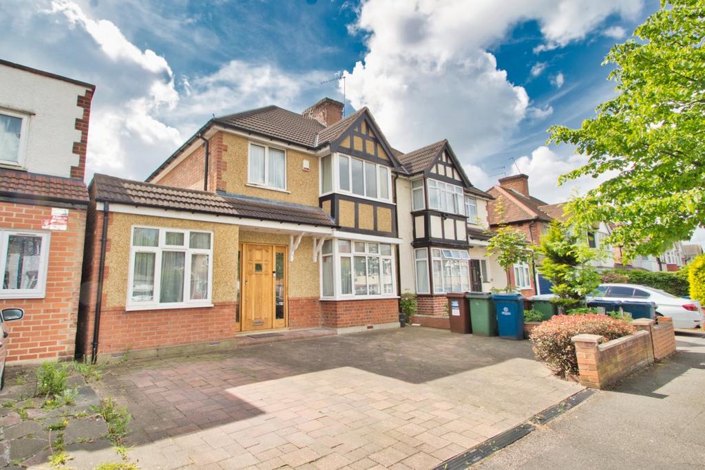 Parkside Way, North Harrow 4 bed semidetached house £2,600 pcm (£600 pw)
