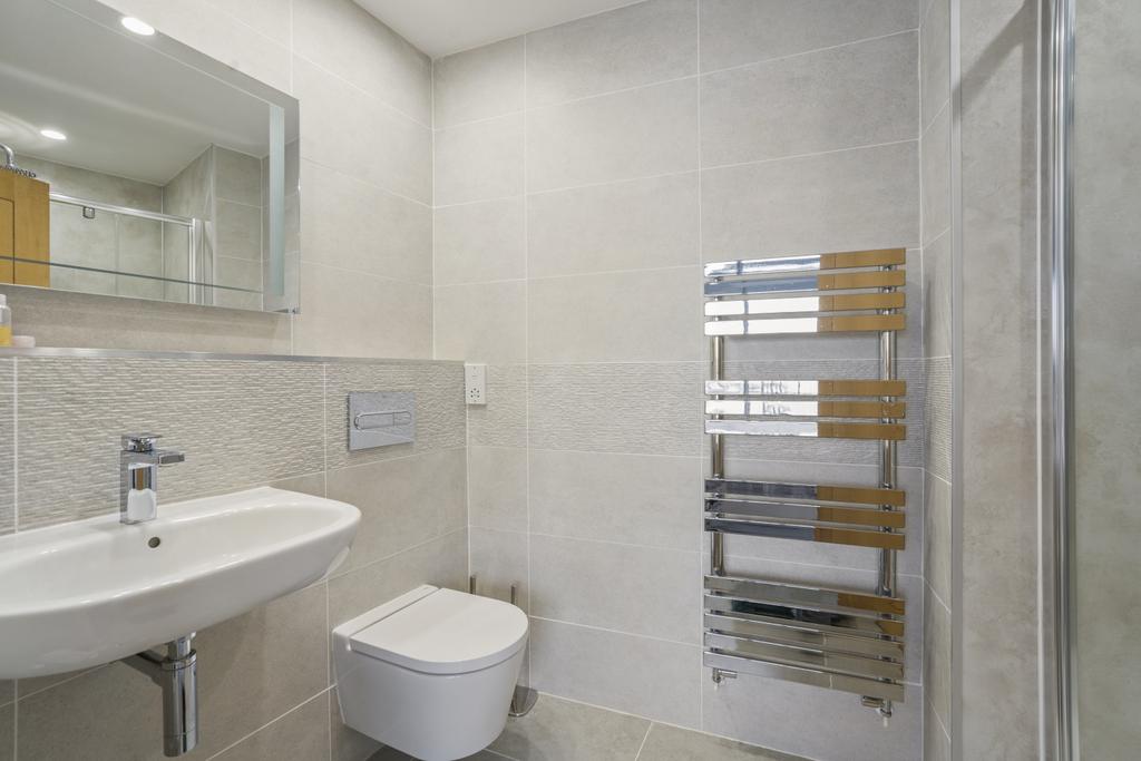 En suite Shower 2