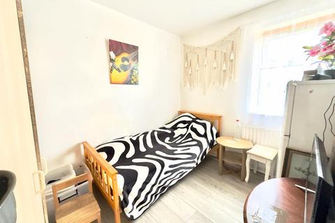 2 bedroom flat for sale - Rusholme Avenue, Dagenham RM10
