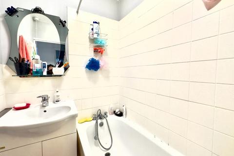 2 bedroom flat for sale - Rusholme Avenue, Dagenham RM10