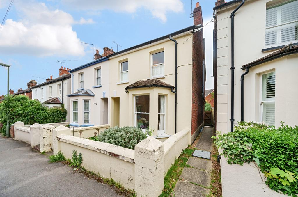 St. Road, Farnham, Surrey, GU9 3 bed terraced house £1,800