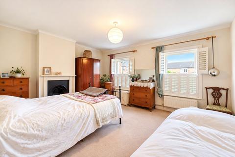 3 bedroom terraced house to rent, St. Georges Road, Farnham, Surrey, GU9