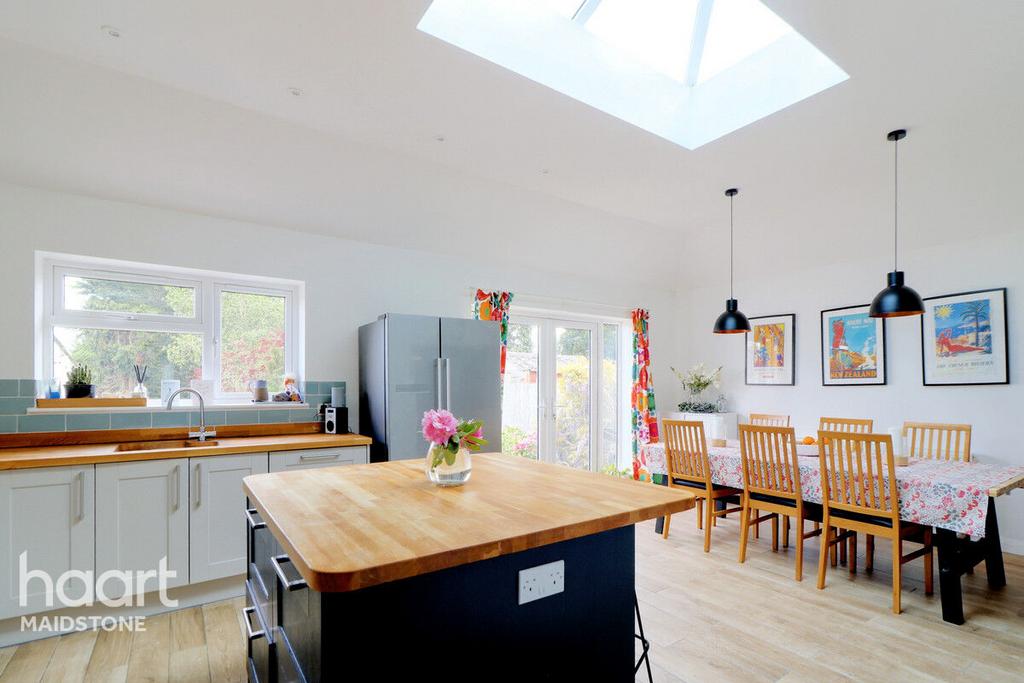 Oakwood Road, Maidstone 3 bed detached house for sale £525,000