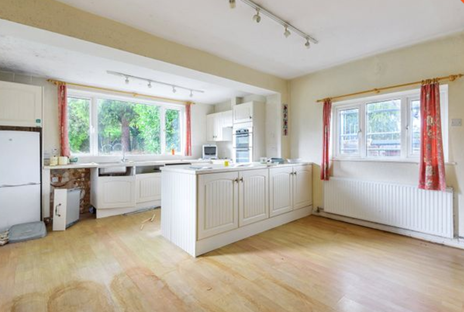 Harvil Road, Uxbridge, UB10 3 bed detached house for sale £1,300,000