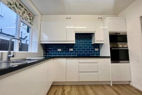 5 bedroom detached house to rent, Milton Court, Uxbridge UB10