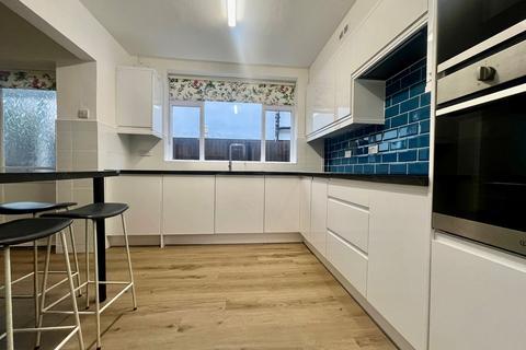 5 bedroom detached house to rent, Milton Court, Uxbridge UB10