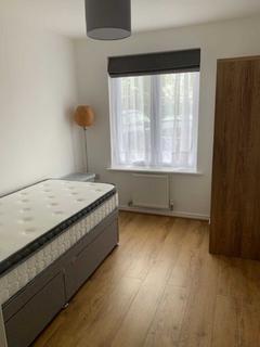 2 bedroom flat share to rent, Regis Park Road, Earley