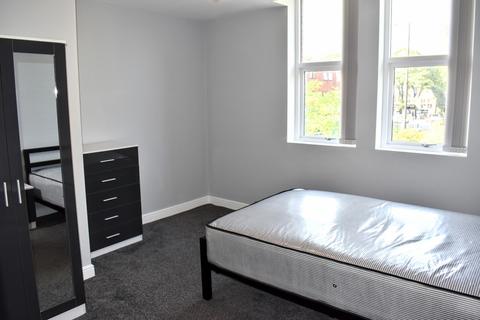 3 bedroom apartment to rent, Carill Drive, Fallowfield, Manchester