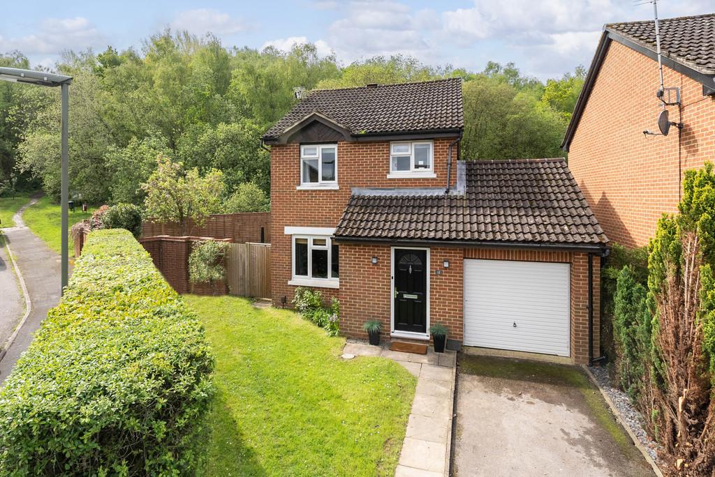 Holmbury Drive, North Holmwood 3 bed detached house for sale £600,000