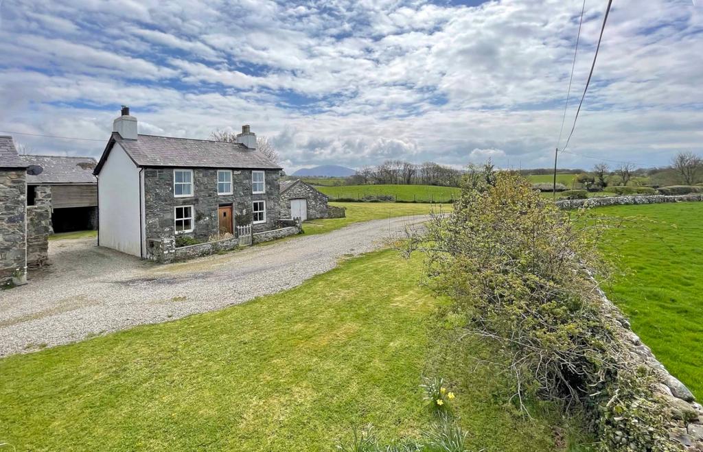 Caeathro, Caernarfon, Gwynedd, LL55 3 bed detached house for sale £