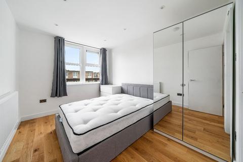 5 bedroom maisonette to rent, Dunsbury Close, Sutton