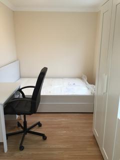 1 bedroom in a house share to rent - Caddow Road - UB