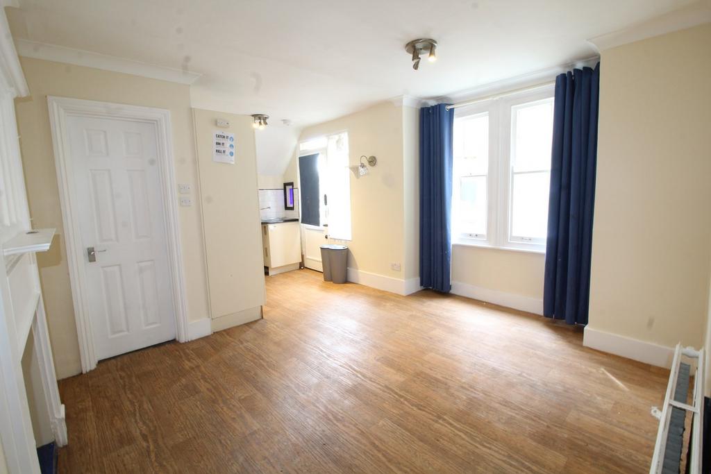 Hythe Road, Thornton Heath, CR7 3 bed apartment £1,600 pcm (£369 pw)