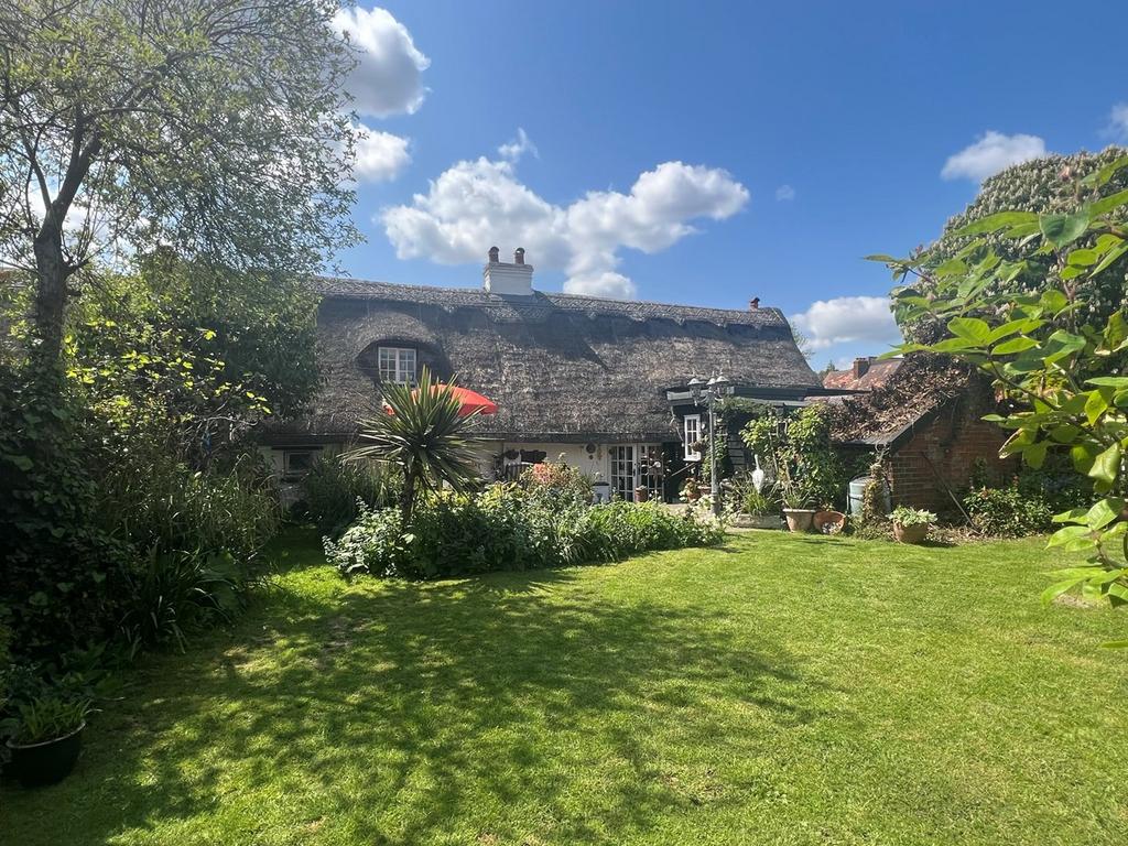 Hall Lane, Walton on the Naze, CO14 4 bed cottage for sale £385,000