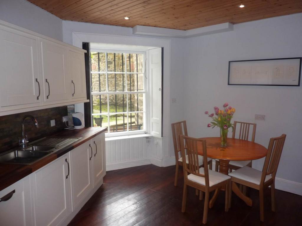 Windsor Street, Edinburgh, 1 bed flat £995 pcm (£230 pw)
