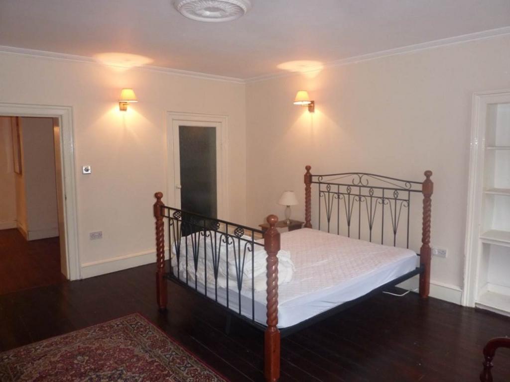 Windsor Street, Edinburgh, 1 bed flat £995 pcm (£230 pw)
