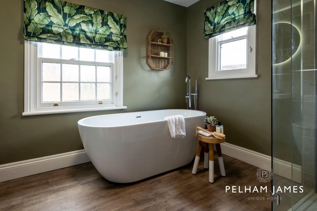 Family Bathroom, West Cottage, Bourne