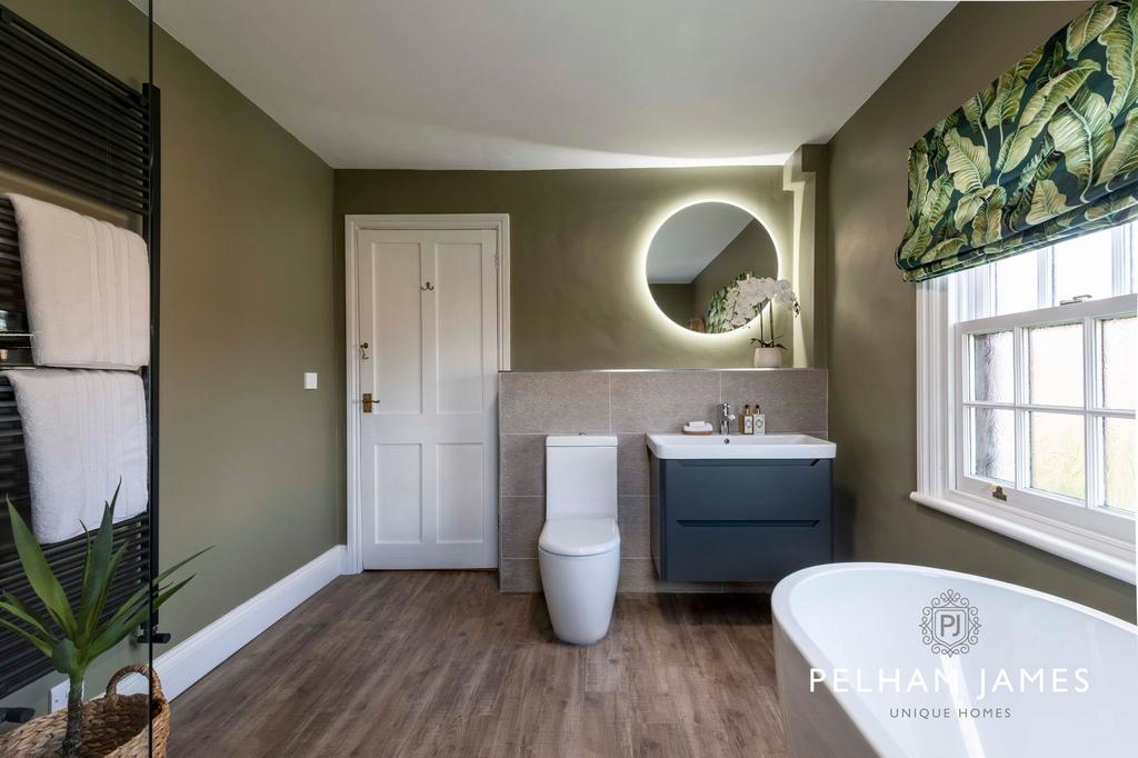 Family Bathroom, West Cottage, Bourne