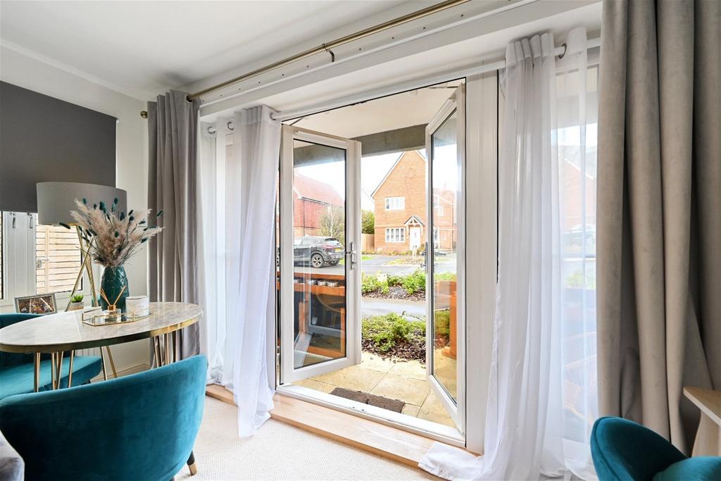 Hailsham BN27 1 bed ground floor flat for sale £110,000