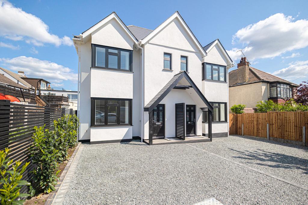 Crescent Road, Leighonsea, SS9 3 bed semidetached house £1,900 pcm