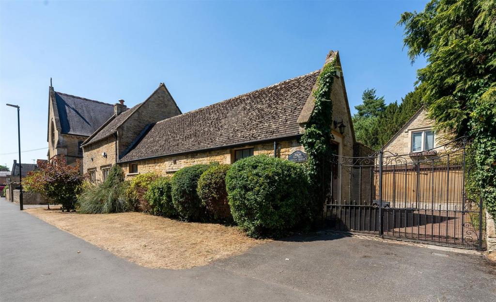Station Road, BourtonOnTheWater, GL54 5 bed detached house £1,000,000
