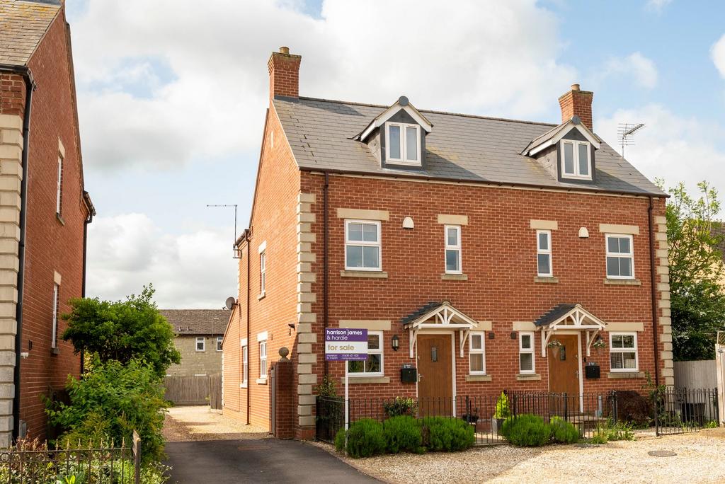 London Road, MoretonInMarsh, GL56 4 bed semidetached house £425,000