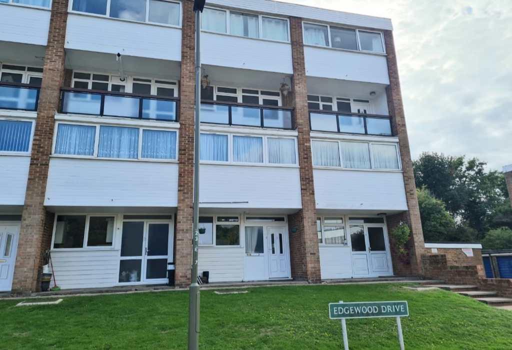 a Edgewood Drive, Green Street Green, Orpington, Kent 2 bed