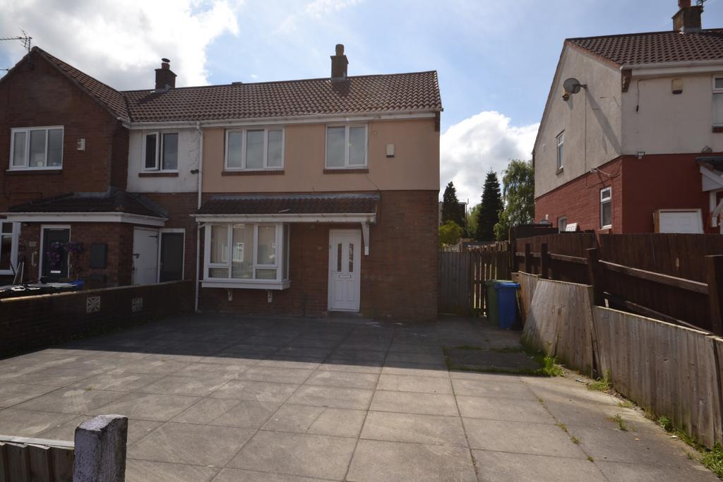 Viscount Road, Marsh Green, Wigan, WN5 3 bed semidetached house £700