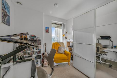 2 bedroom flat to rent, Deveraux House, Duke of Wellington Avenue, London
