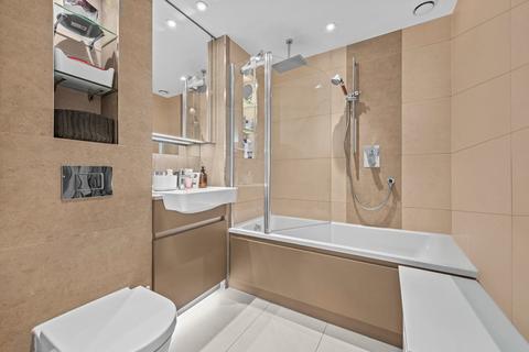 2 bedroom flat to rent, Deveraux House, Duke of Wellington Avenue, London