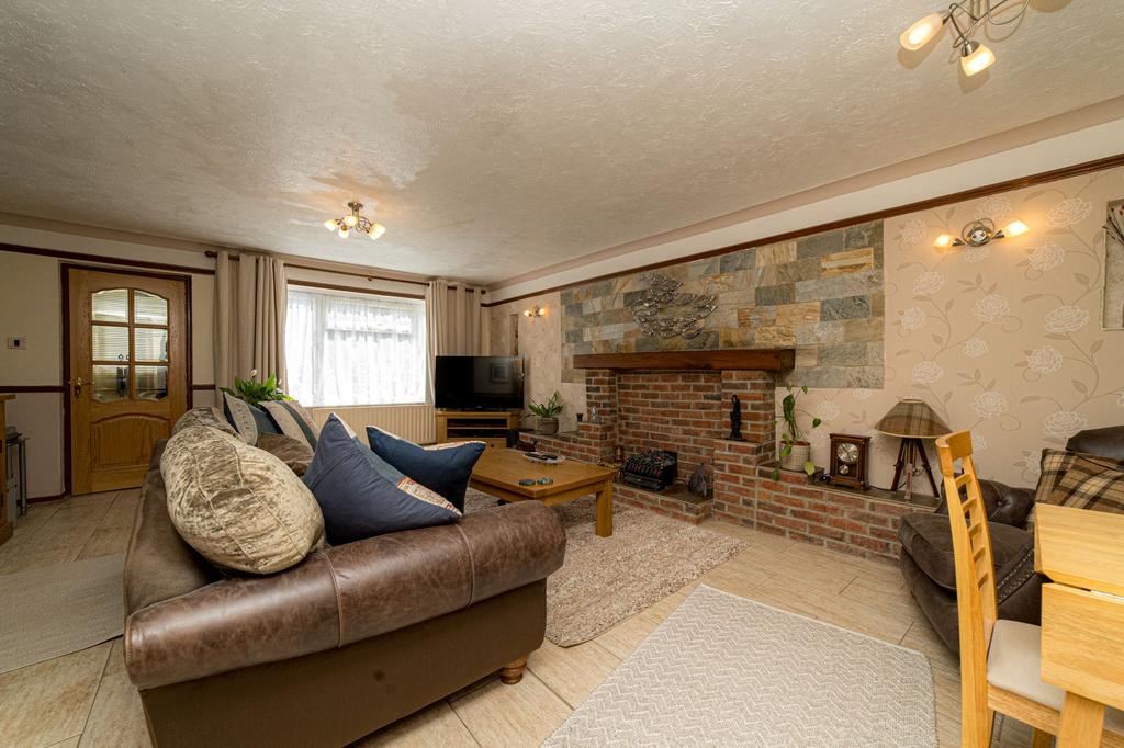 Honeyball Walk, Teynham, ME9 3 bed terraced house for sale £270,000