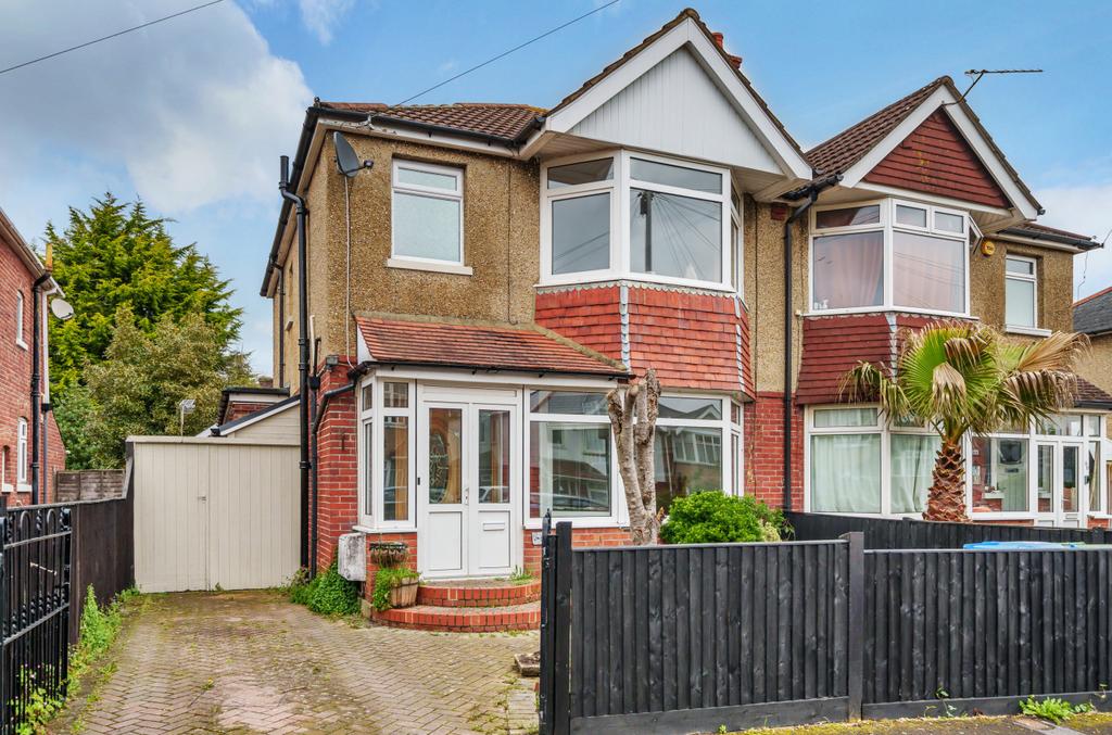Kitchener Road, Portswood, Southampton, Hampshire, SO17 4 bed semi