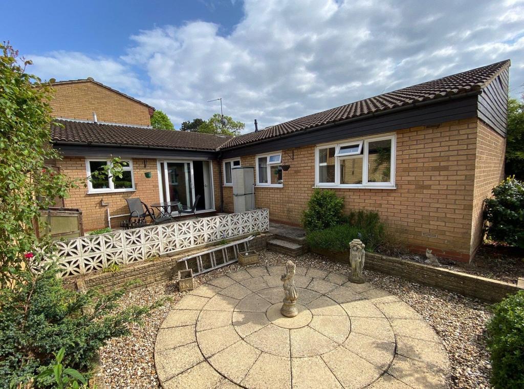 Tennyson Close, Dallington Village, Northampton NN5 7HJ 2 bed semi
