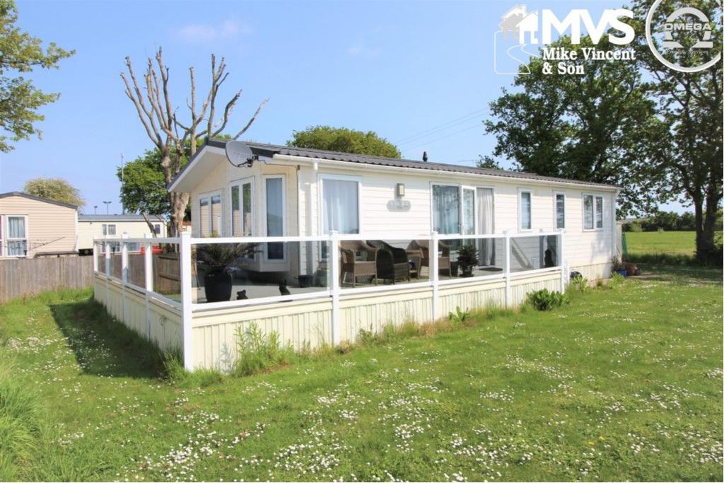 Firs Caravan Park, London Road, Little Clacton 3 bed bungalow for sale