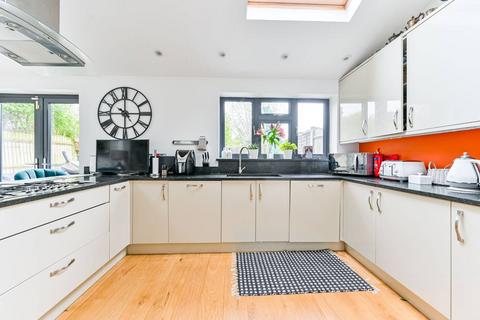 8 Almond Close, Ruislip, HA4 6EB