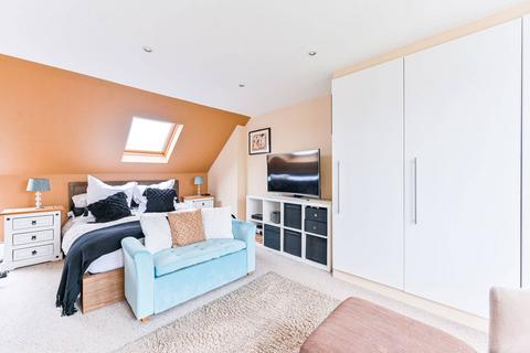 8 Almond Close, Ruislip, HA4 6EB