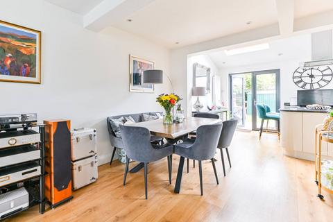 8 Almond Close, Ruislip, HA4 6EB