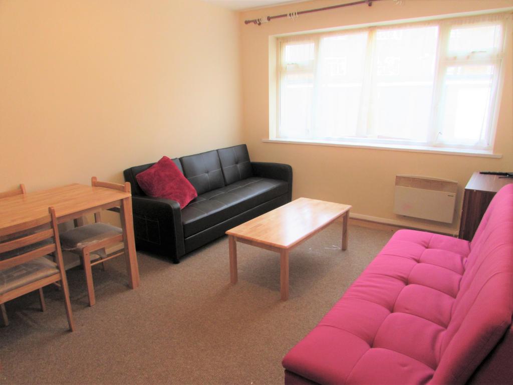 Locket Road, Harrow Wealdstone, Middlesex HA3 2 bed flat £1,500 pcm