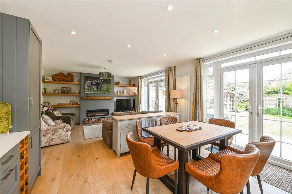 Sitting Room/Dining Area
