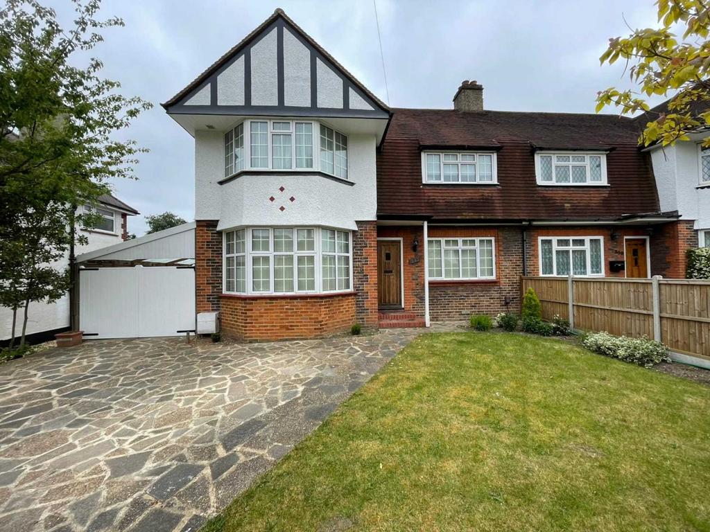 Reigate Road, Epsom KT17 3 bed semidetached house £2,225 pcm (£513 pw)