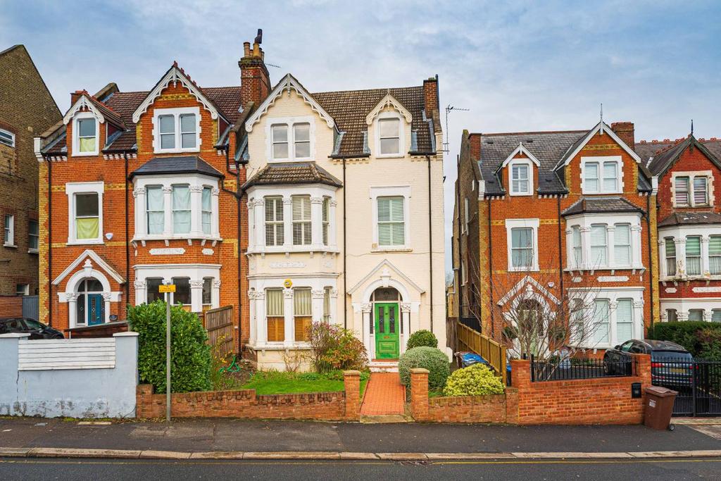 Leopold Road, Wimbledon 2 bed flat £750,000